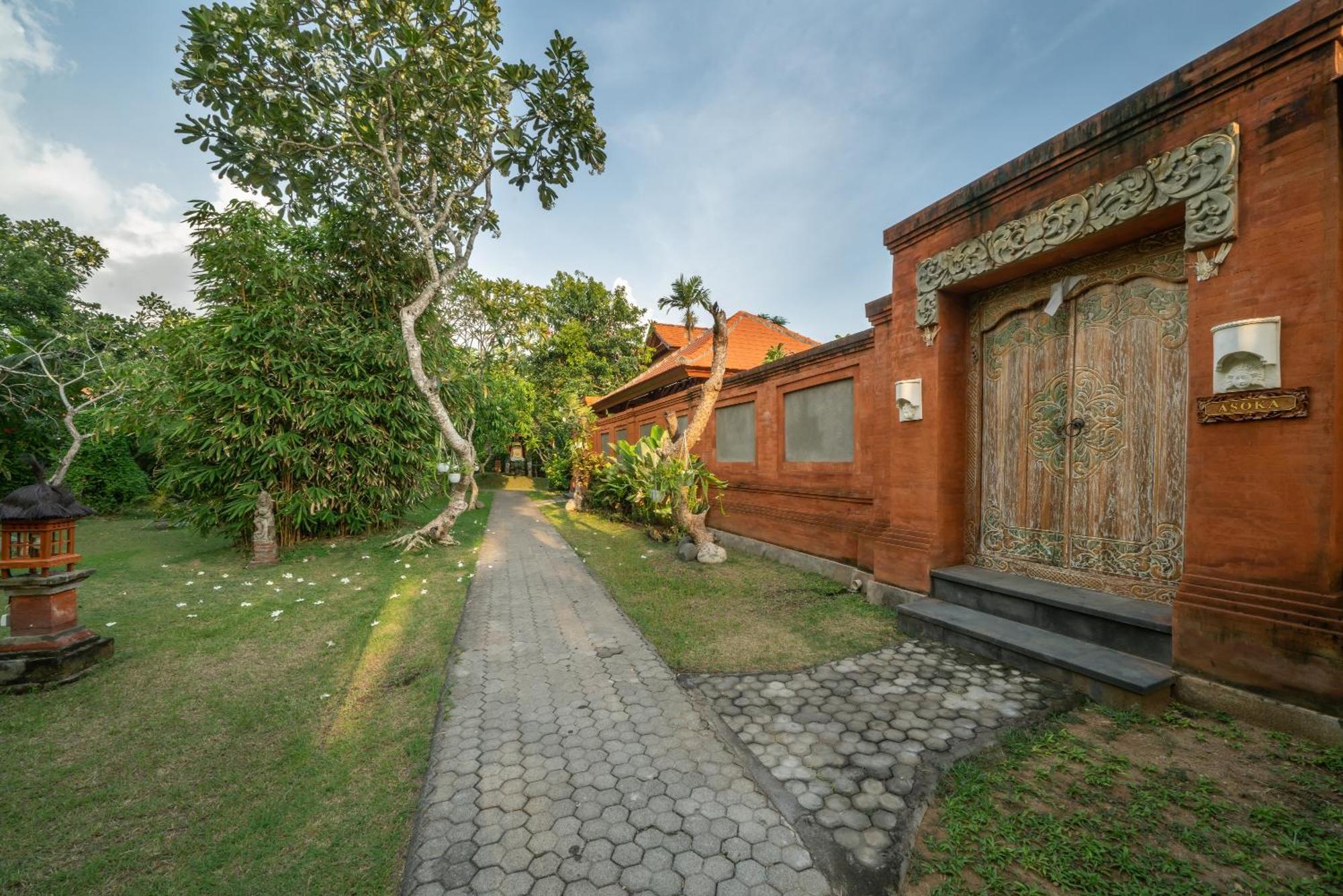 Three Brothers Bungalows & Villas Легиан Екстериор снимка